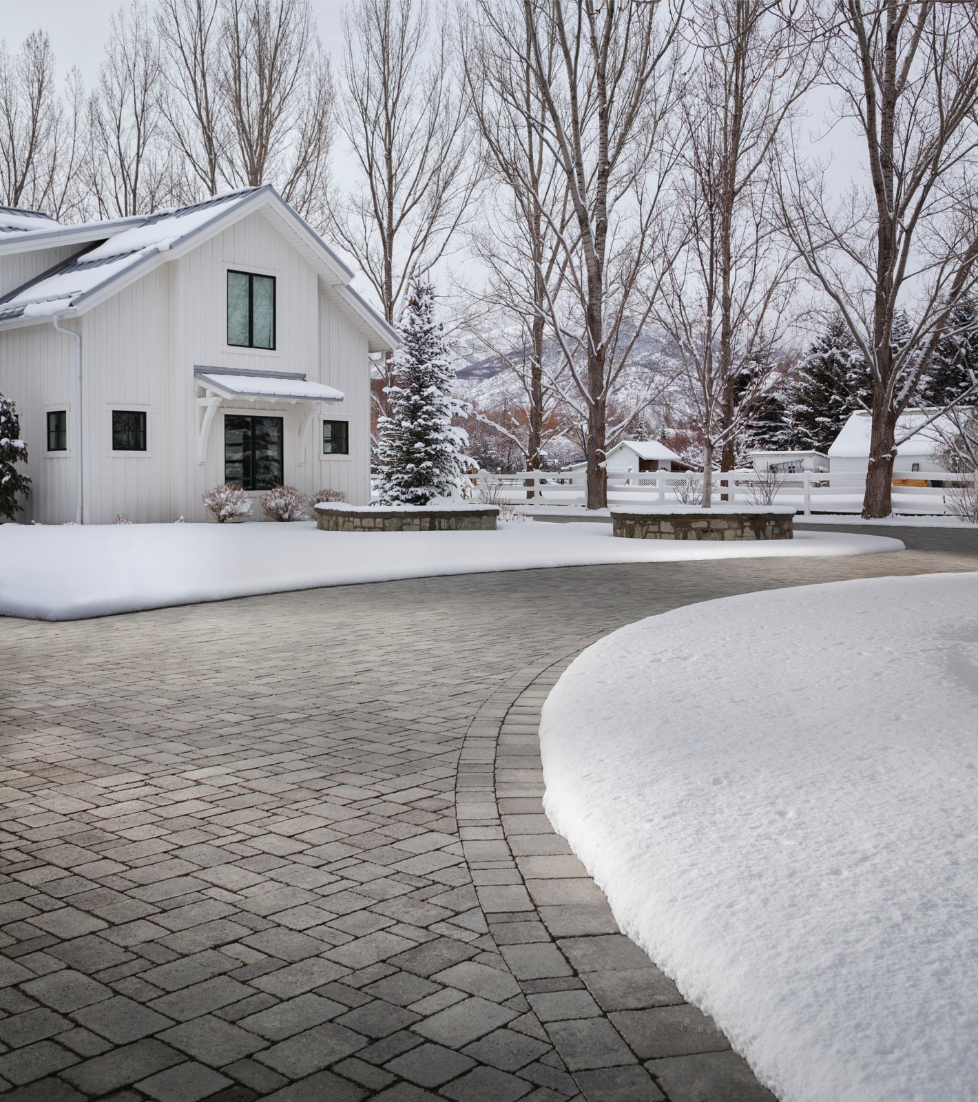 Allée pavée dans la neige