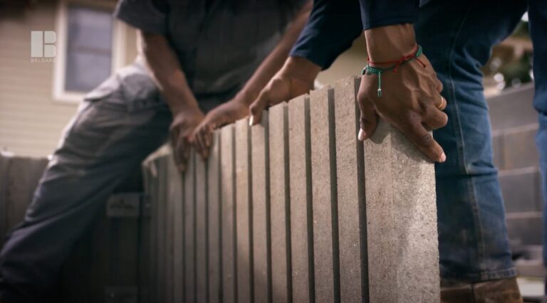 Deux hommes installant des pavés