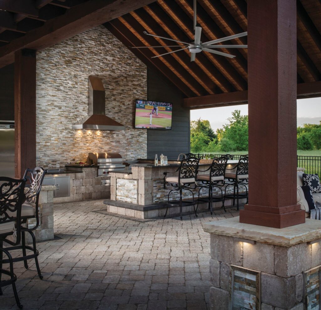 Mur en pierre de Weston® et patio pavé de Bergerac® adapté aux familles