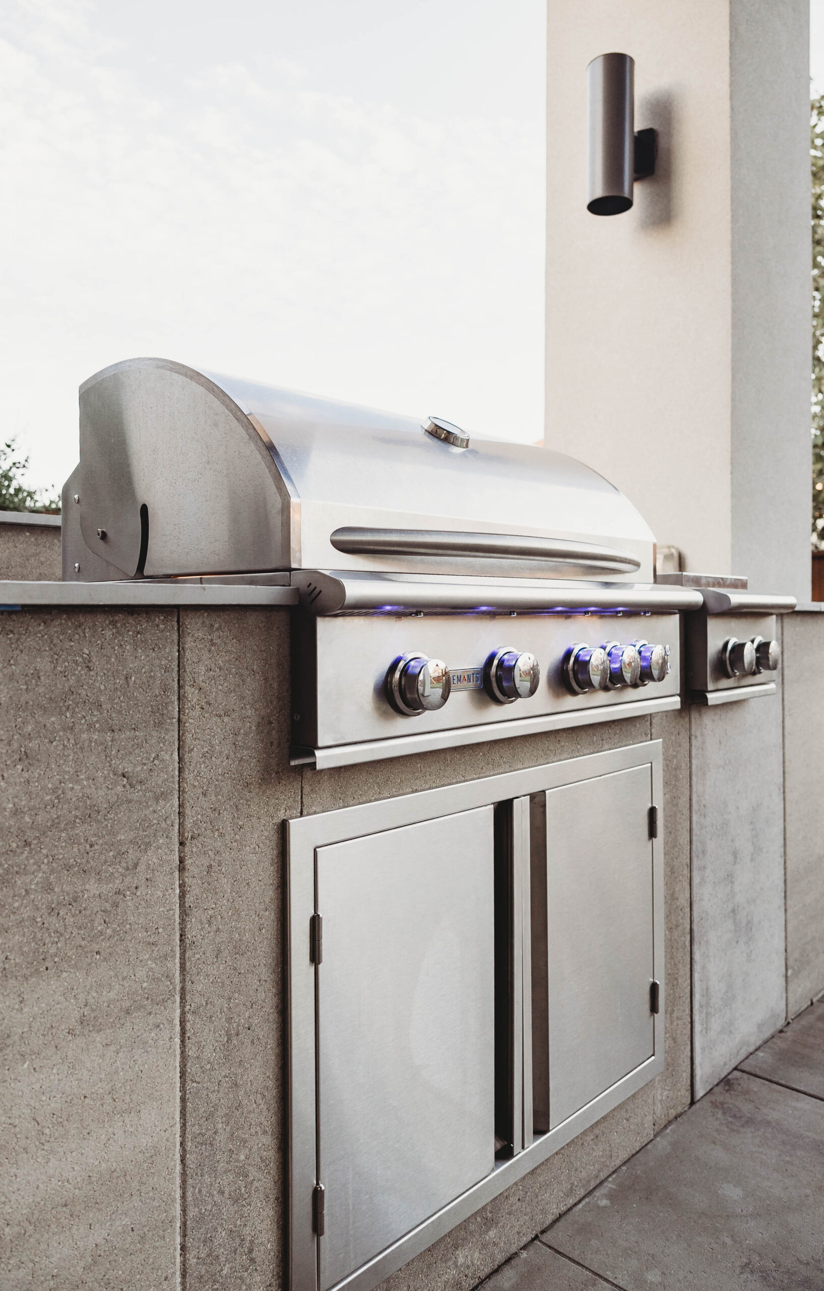 Elements Grill dans la cuisine extérieure pour fabriquer un foyer à la main