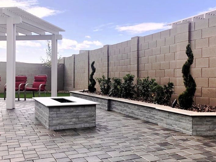Foyer contemporain et mur paysager