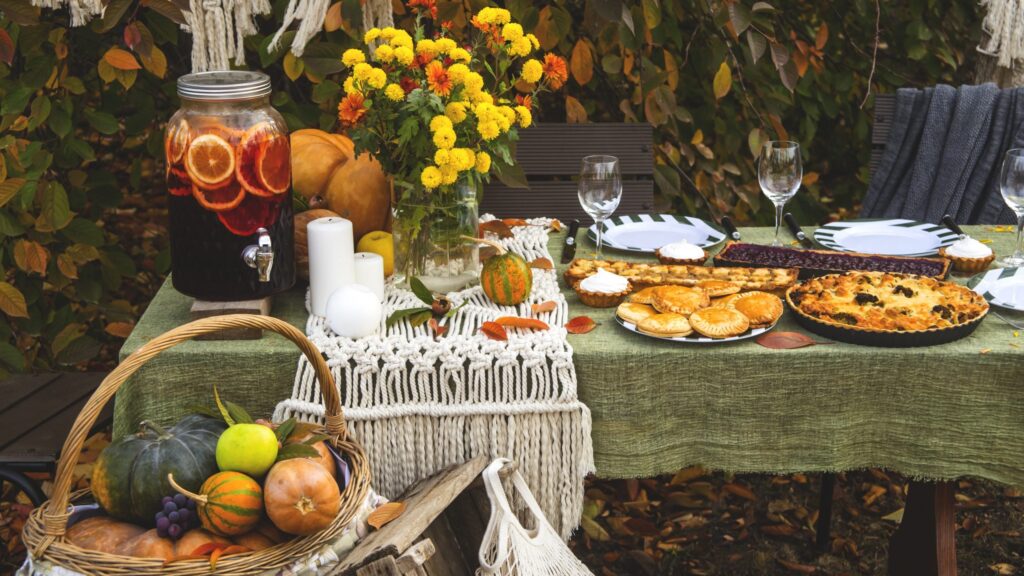 Repas festifs en plein air à l’automne