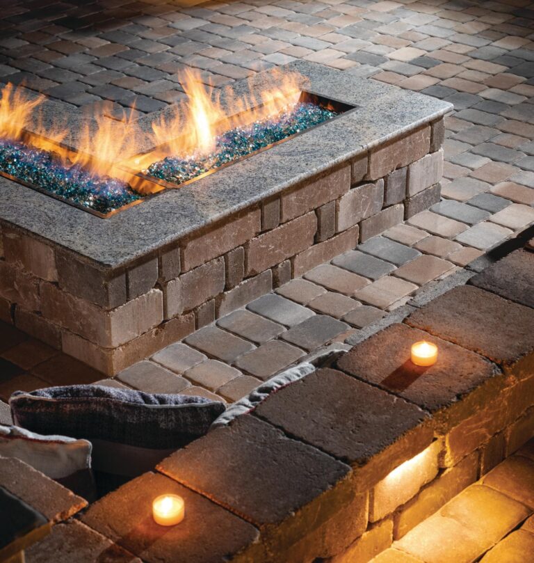 patio pavé en L intégré avec table de feu sur mesure