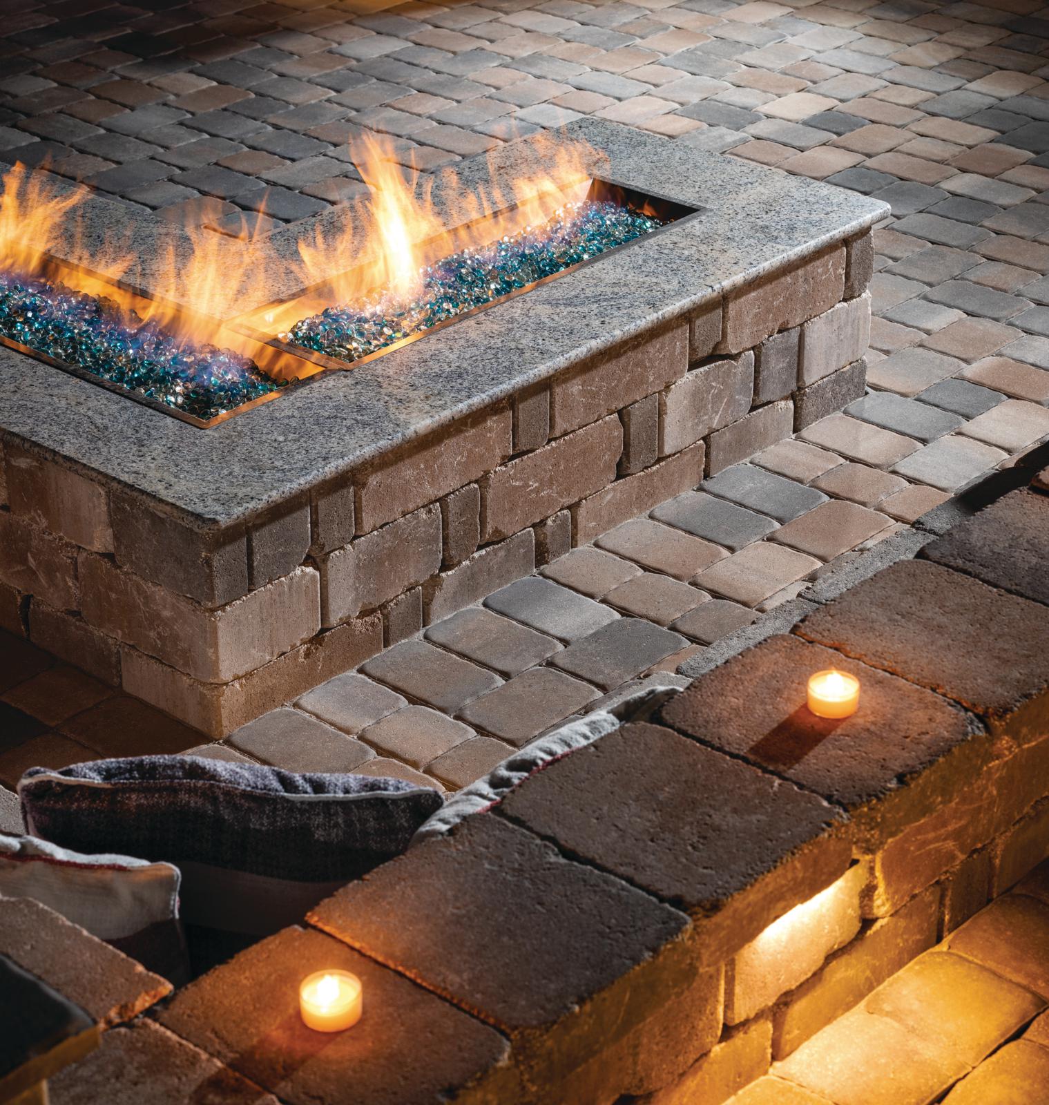 patio pavé en L intégré avec table de feu sur mesure