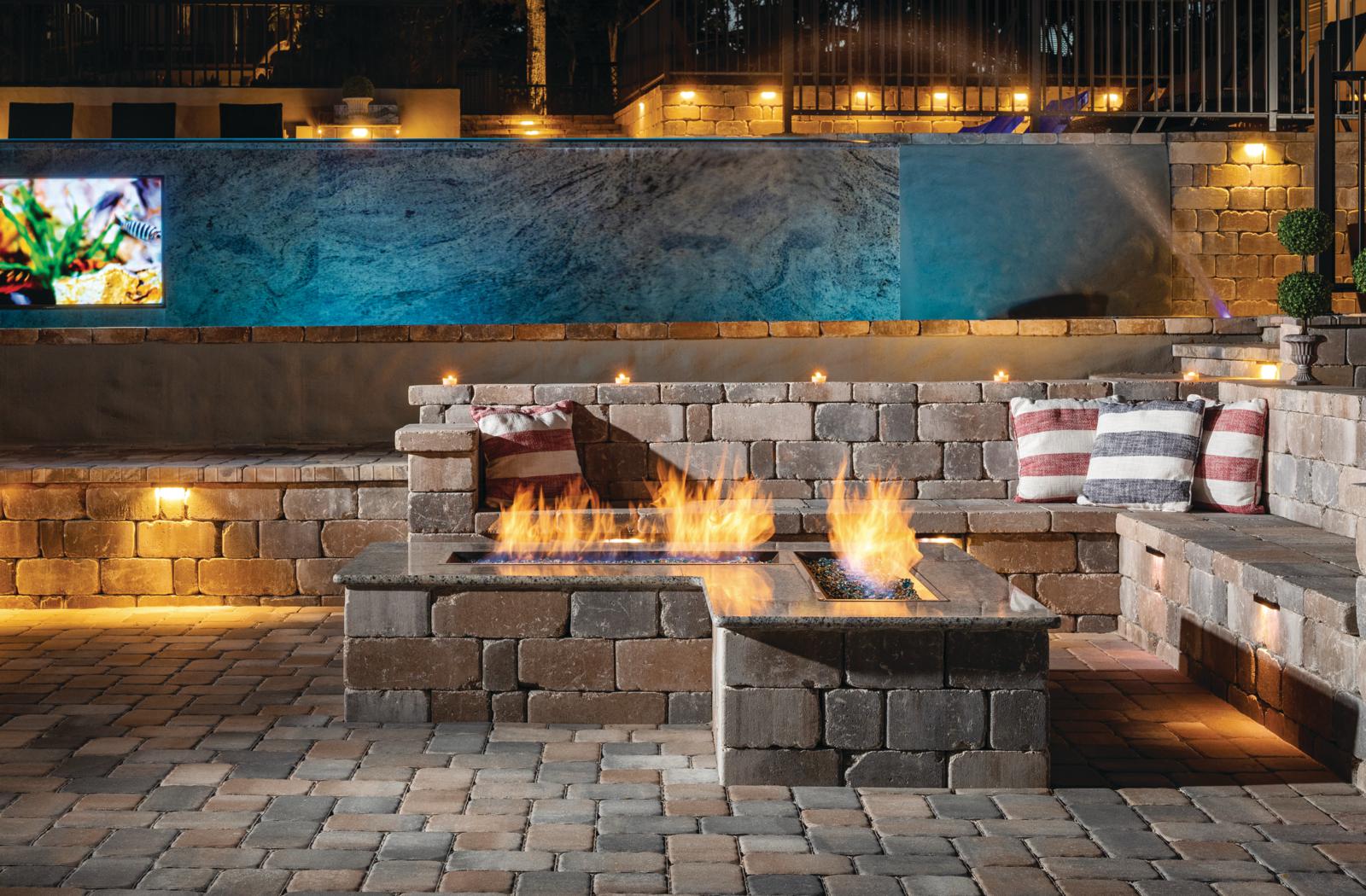Patio pavé avec table de feu sur mesure