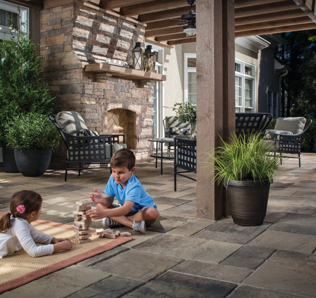 Salon extérieur en dalle rustique Lafitt avec pergola