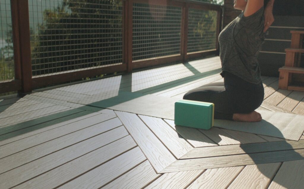 Femme faisant du yoga dans sa cour arrière
