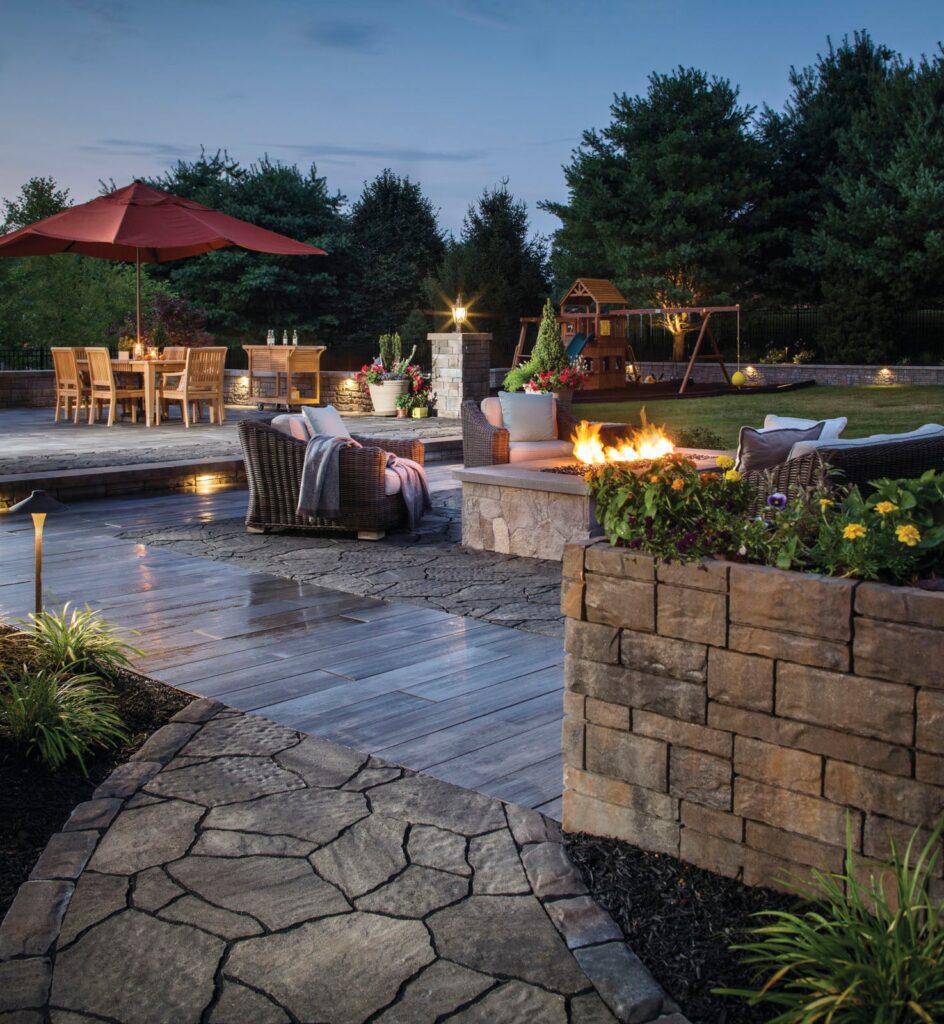 Aménagement de patio familial avec plusieurs zones de réception
