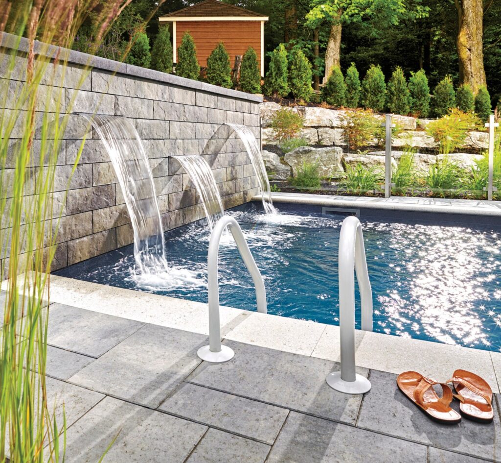Terrasse de piscine pavée Melville™ et® cascade et piscine en tandem