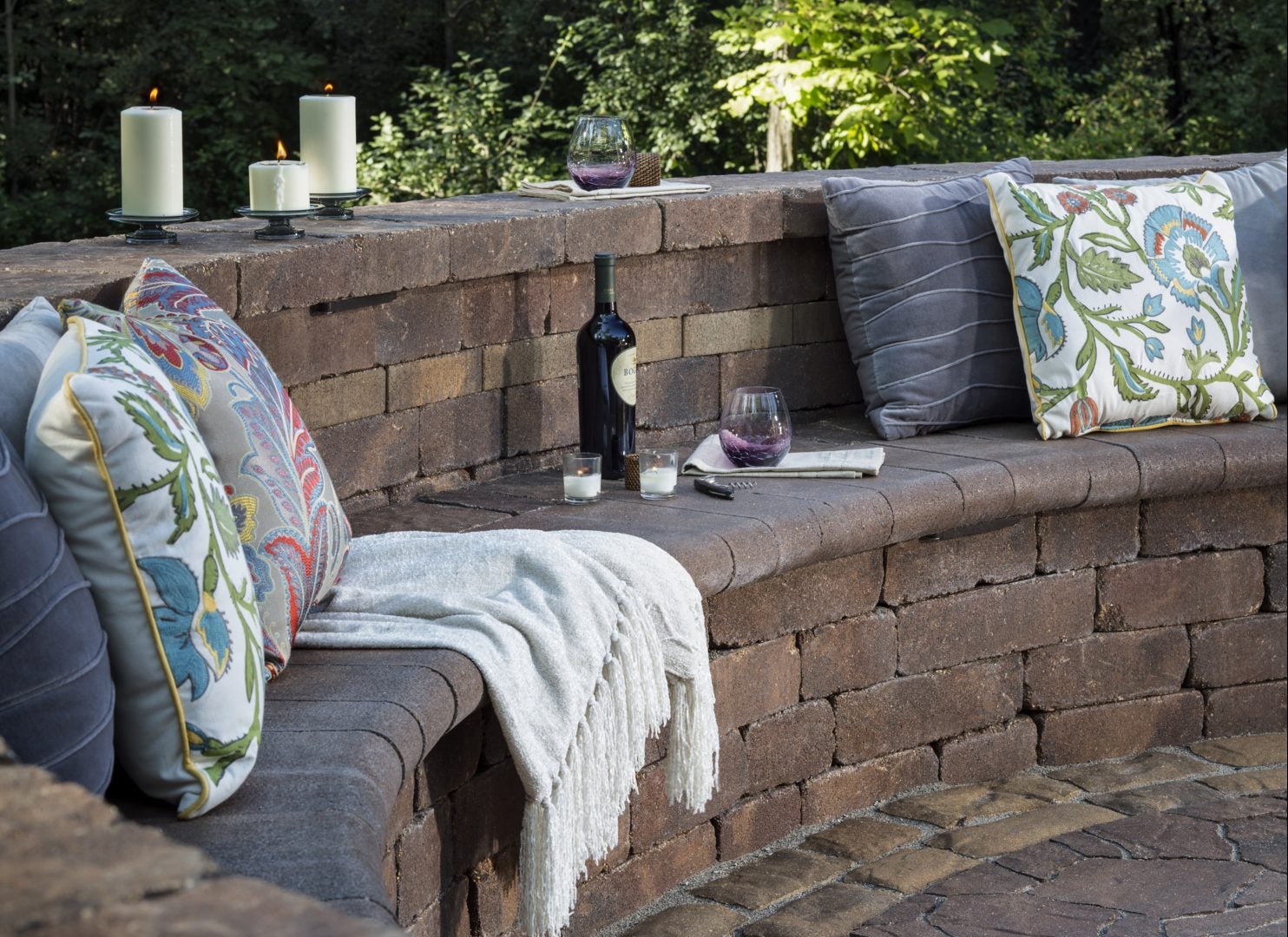 Des couvertures douillettes et des coussins décoratifs pour l’extérieur