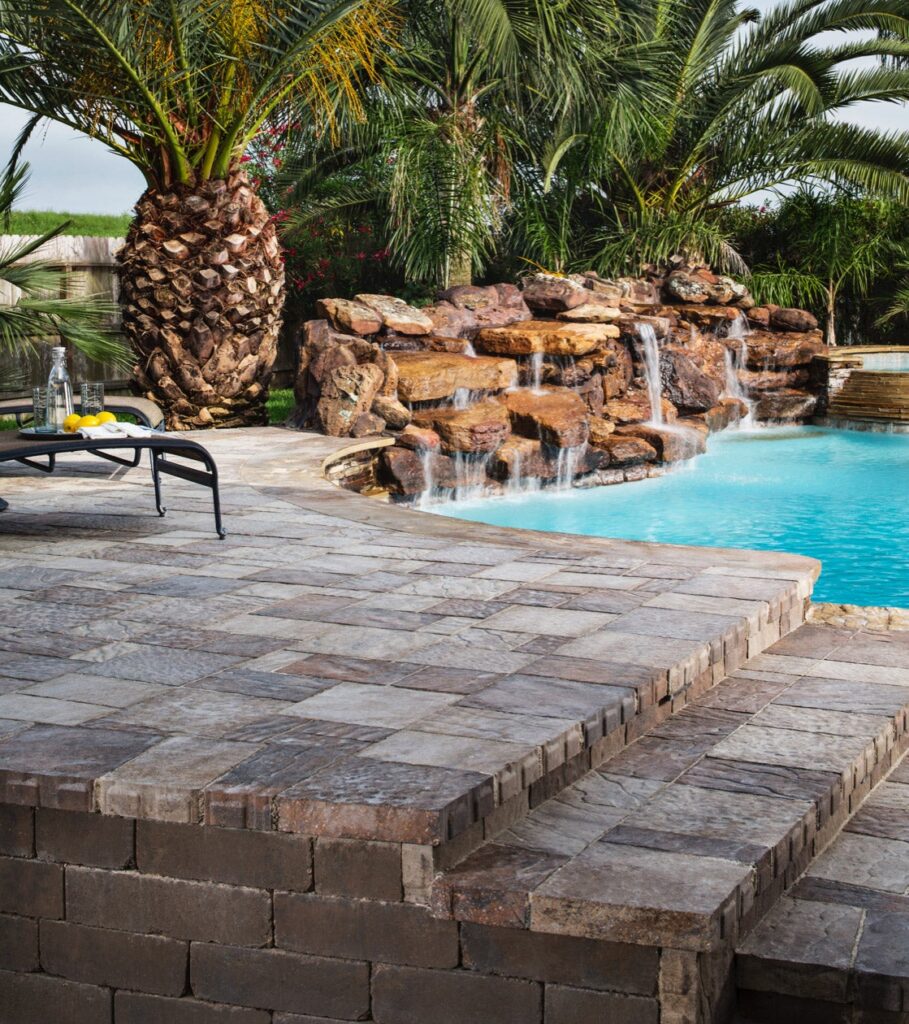 Terrasse de piscine en pierre d’Urbana®