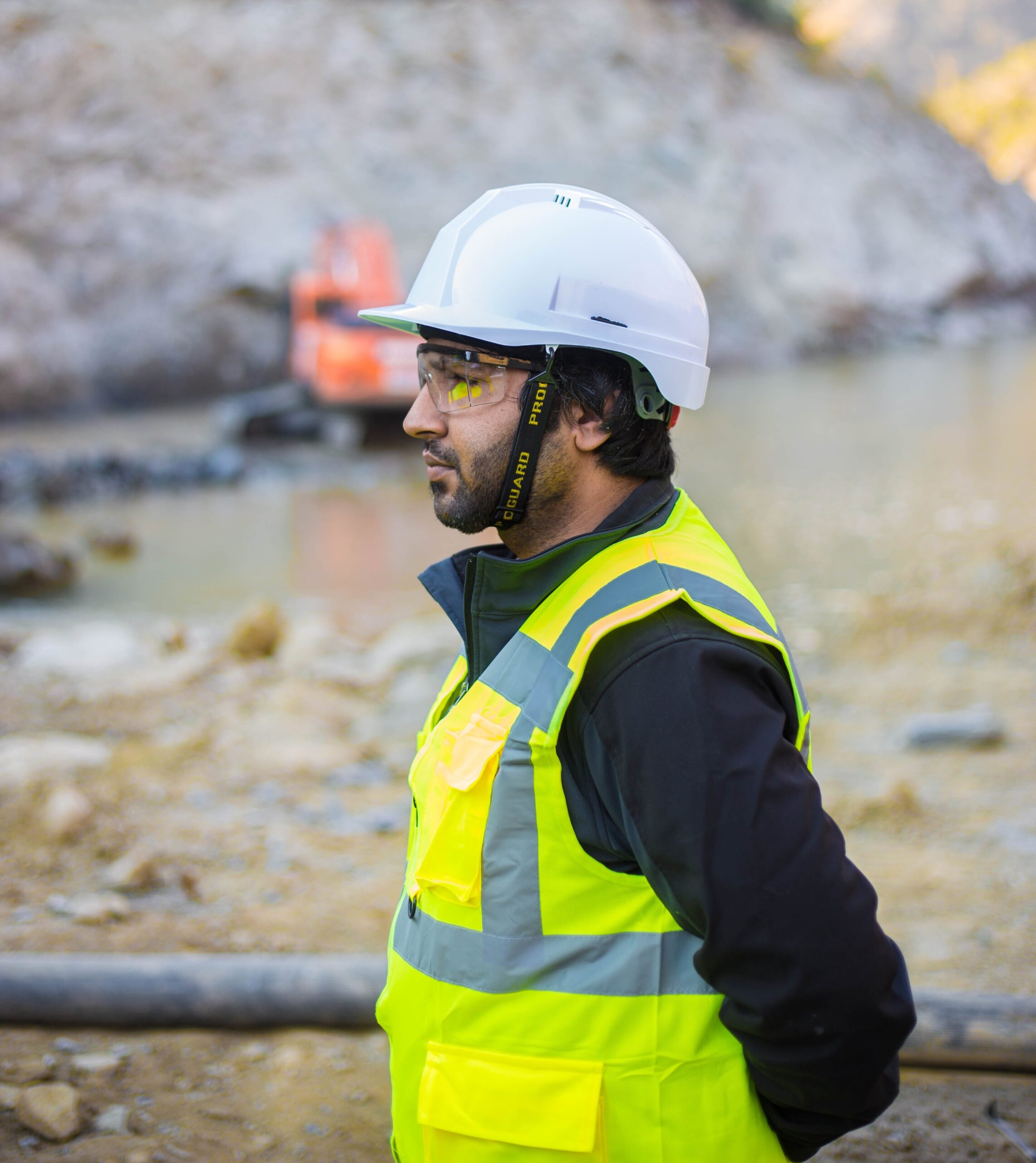 Travailleur sur le chantier portant des EPI