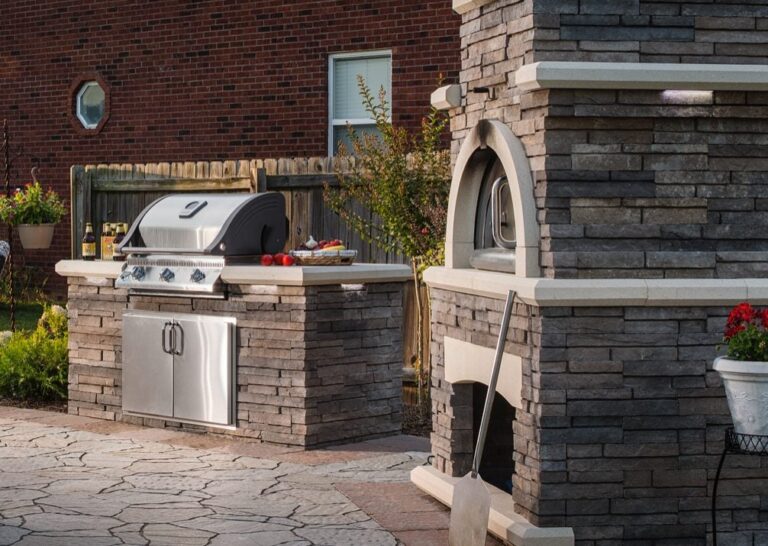 Cuisine extérieure de Denver Belgard Bordeaux Grill Island